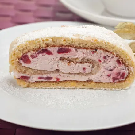 Biskuitrolle mit Erdbeer-Sahne