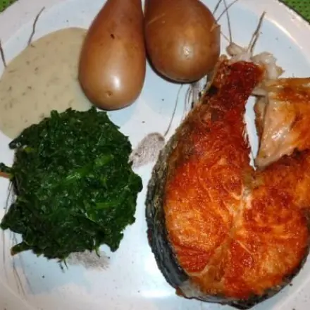 Knuspriges Lachssteak mit Spinat, Kartoffeln & Dillsauce