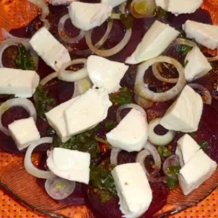 Rote Beete-Vorspeise mit Mozzarella-Käse