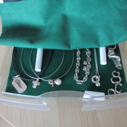 Schmuck in Schubladenbox aufbewahren
