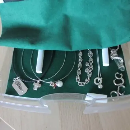 Schmuck in Schubladenbox aufbewahren