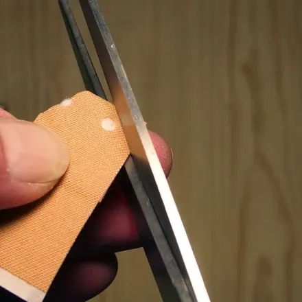 Pflaster zurechtschneiden