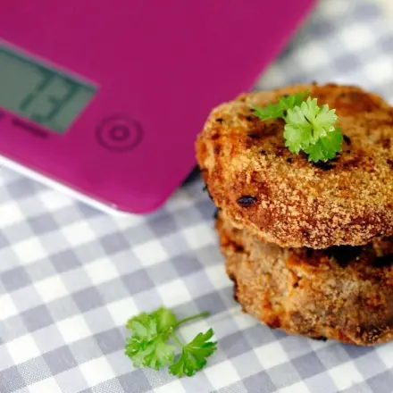 Frikadellen gleich groß mit Küchenwaage