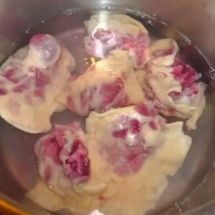 Teigtaschen aus Nudelteig mit roter Bete und Frischkäse