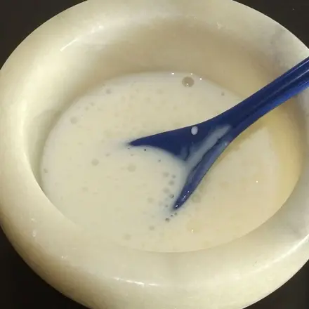 Gesichtsmaske aus Kamillentee und Quark