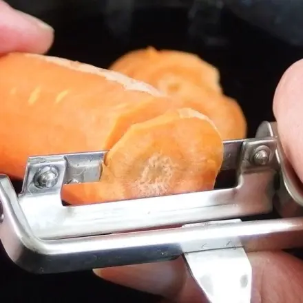 Möhren schneiden mit dem Sparschäler