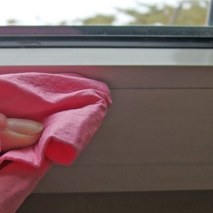 Fensterputz: Schmale Ritzen reinigen