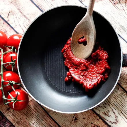 Besseres Aroma: Tomatenmark anrösten