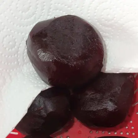 Einfache Art, gekochte Rote-Bete-Knollen zu schälen