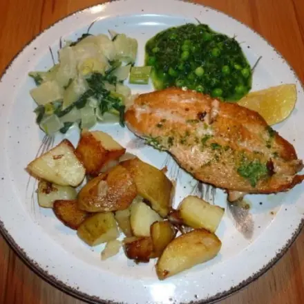 Gebratenes Fischfilet mit Petersilienbutter