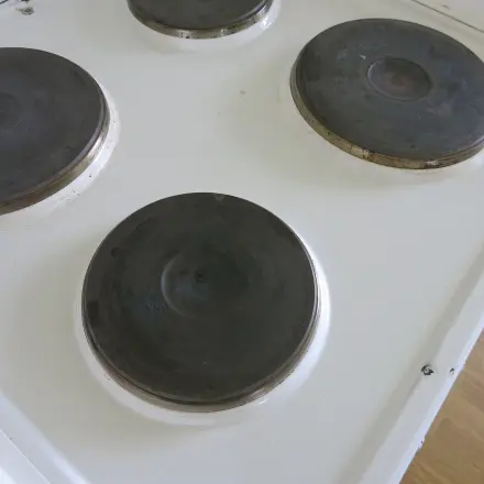 Herdplatten wieder schwarz bekommen