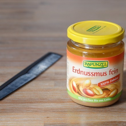 Kaugummi in den Haaren mit Erdnussbutter entfernen