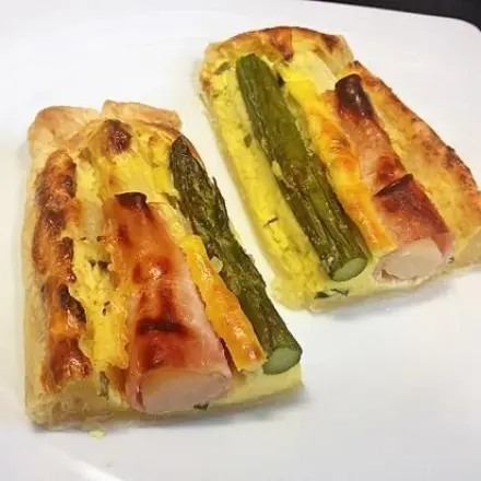 Spargel-Tarte mit Schinken