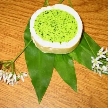 Bärlauchbutter im Knoblauchmantel