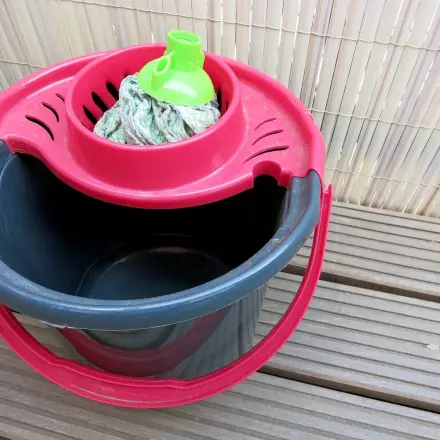 Knie schonen beim Putzen