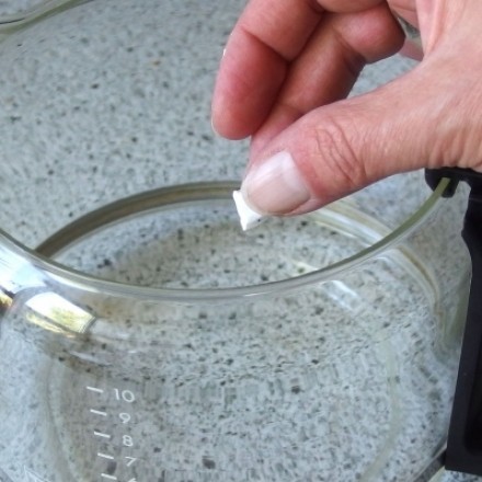 Eingebrannte Glaskanne von Kaffeemaschine reinigen