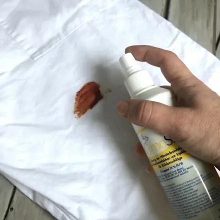 Rote Marinade Flecken aus Kleidung entfernen