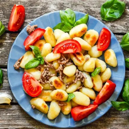 Gnocchi-Pfanne mit Hackfleisch und Tomaten