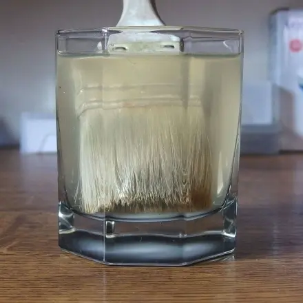 Eingetrocknete Acrylfarbe aus Pinseln entfernen