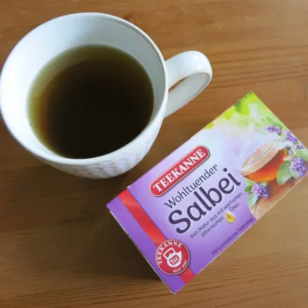 Salbeitee gegen Fußgeruch