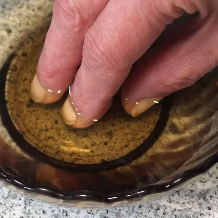 Feste Fingernägel mit Olivenöl