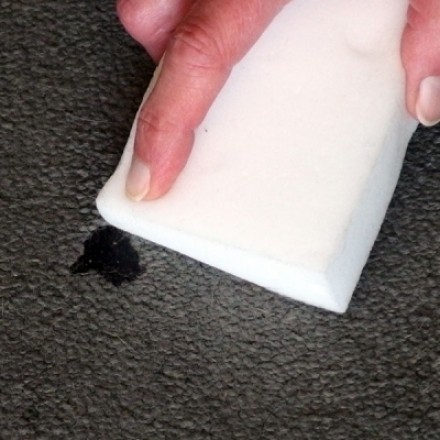 Trittspuren auf Teppichboden entfernen