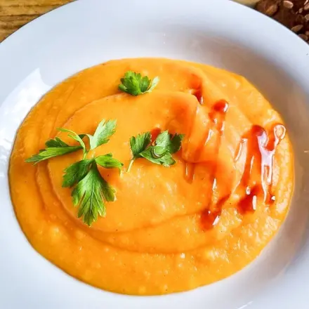 Cremesuppe aus roten Linsen und Karotten