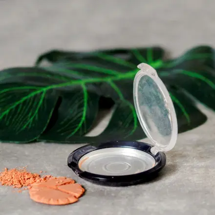 Puder, Rouge, Lidschatten oder Pigmente pressen