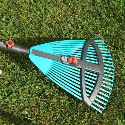 Zweibeiniger Rasenroboter