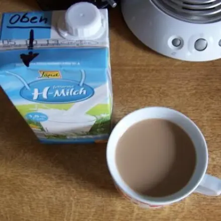 Milch aus Tetra Pak "kleckerfrei" eingießen