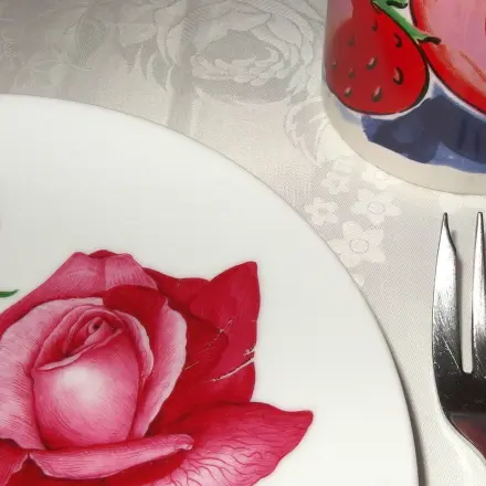 Kleine Kinder zum Tischdecken animieren