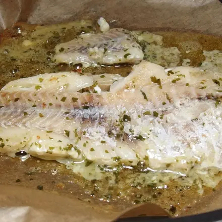 Fisch in der Pfanne in Backpapier dünsten