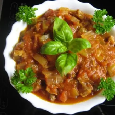 Fleischsalat aus gegrilltem Nackensteak