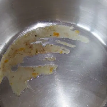 Eingebranntes in Töpfen und Pfannen mit Essig lösen