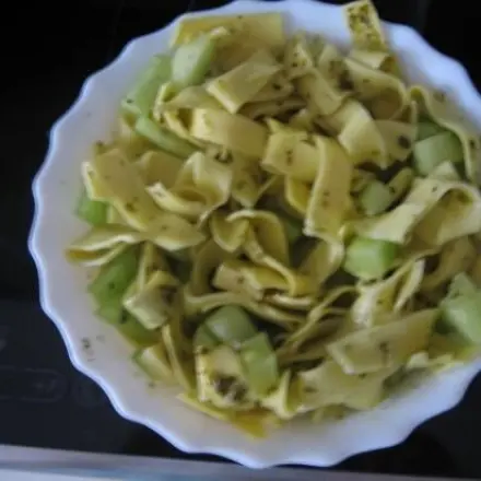 Nudelsalat mit Honigmelone und Käse