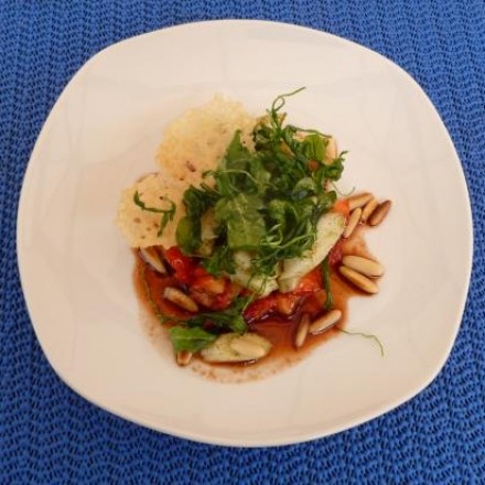 Erdbeersalat mit frittiertem Rucola