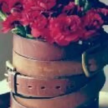 Dekorative Vase mit Gürteln