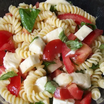 Sommerpasta mit Tomaten und Mozzarella