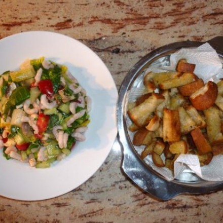 Spinat-Avocado-Krabben-Salat mit Knoblauchcroutons