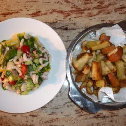 Spinat-Avocado-Krabben-Salat mit Knoblauchcroutons