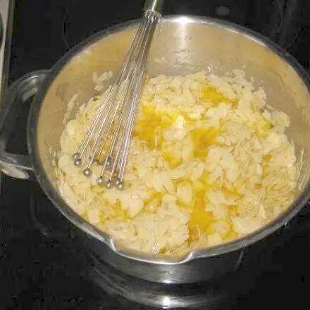 Bienenstich mit gehobelten Mandeln
