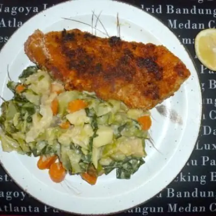 Spitzkohleintopf mit paniertem Schnitzel