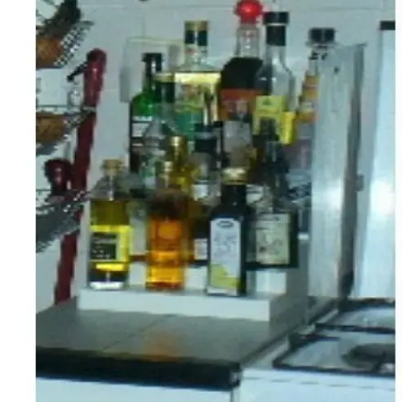 Übersicht bei Flaschen mit Soßen, Ölen, Essig in der Küche