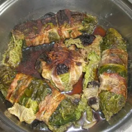 Kohlrouladen mit Frühstücksspeck einwickeln