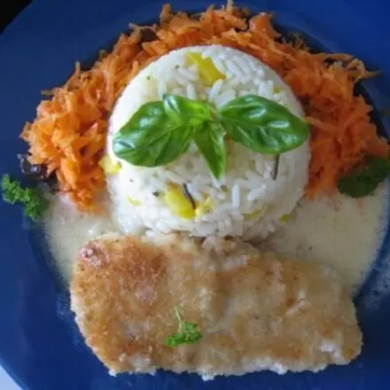 Knusperkabeljau mit Paprikareis, Sahnesauce & Möhrensalat