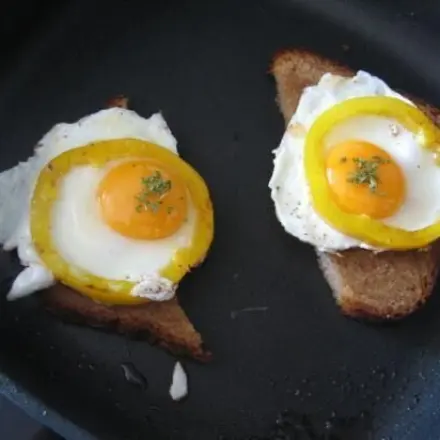 Spiegelei im Paprikaring gebraten
