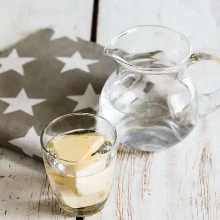 Eine halbe Tasse Butter oder Margarine leicht abmessen