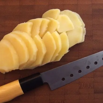 Pellkartoffeln schneiden