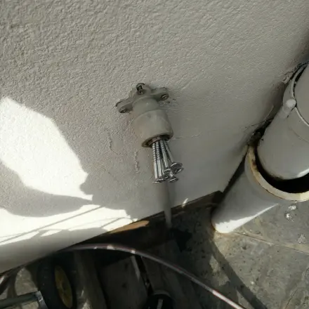 Abgebrochener Wasserhahn (oder Gussrohr) aus Gewinde herausdrehen