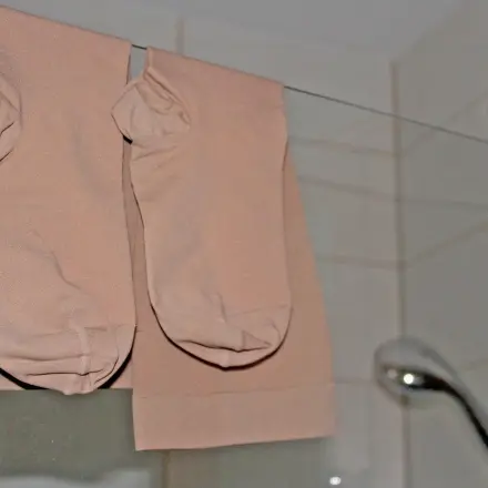 Duschen mit Kompressionsstrümpfen